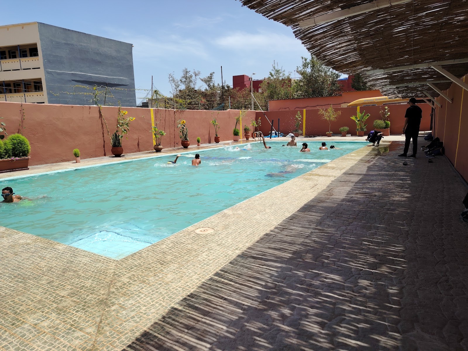 Élèves en cours de natation dans la piscine de l'école