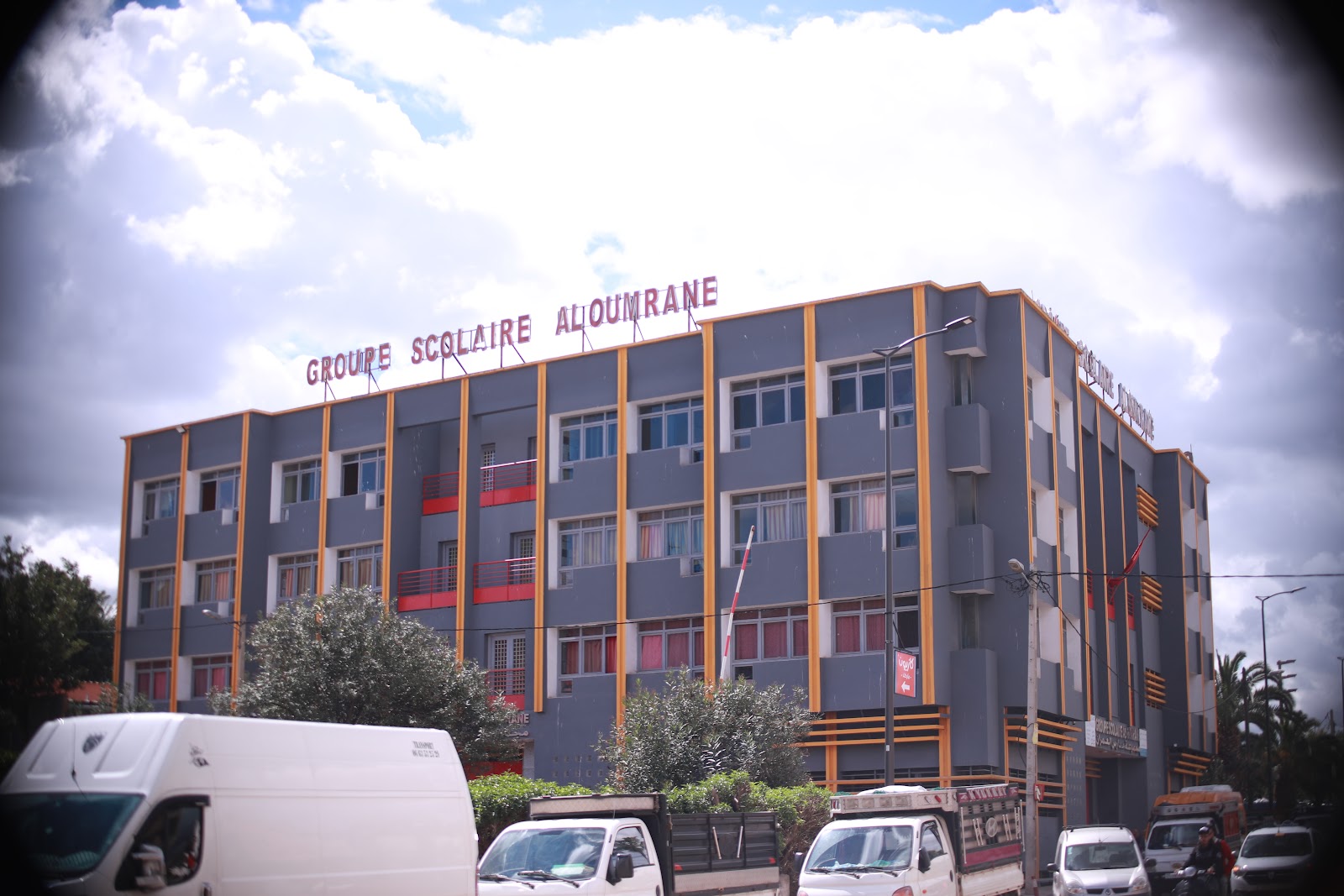 Entrée et espaces extérieurs du Groupe Scolaire Al Oumrane