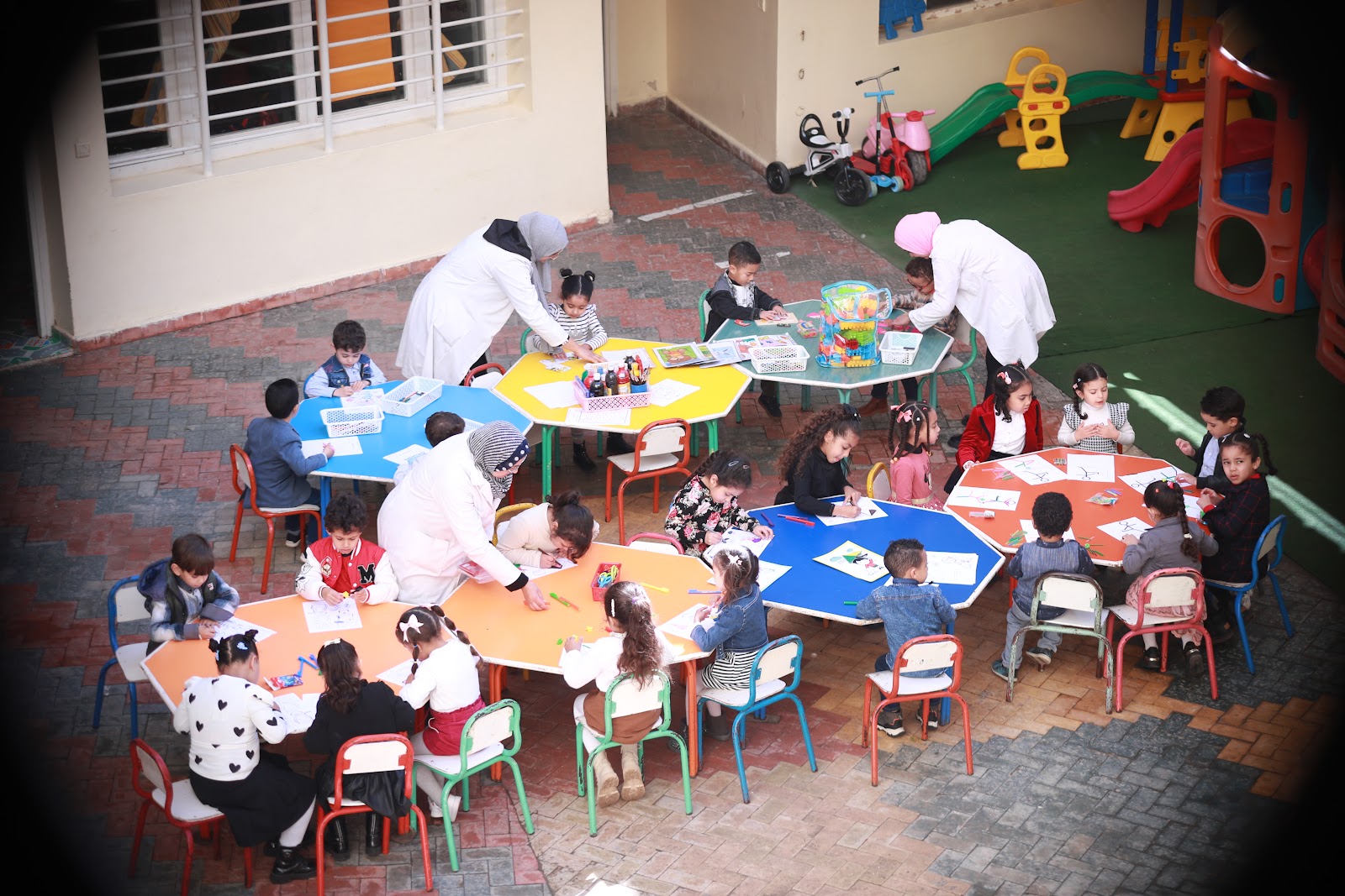 Échange entre une enseignante et une élève au Groupe Scolaire Al Oumrane