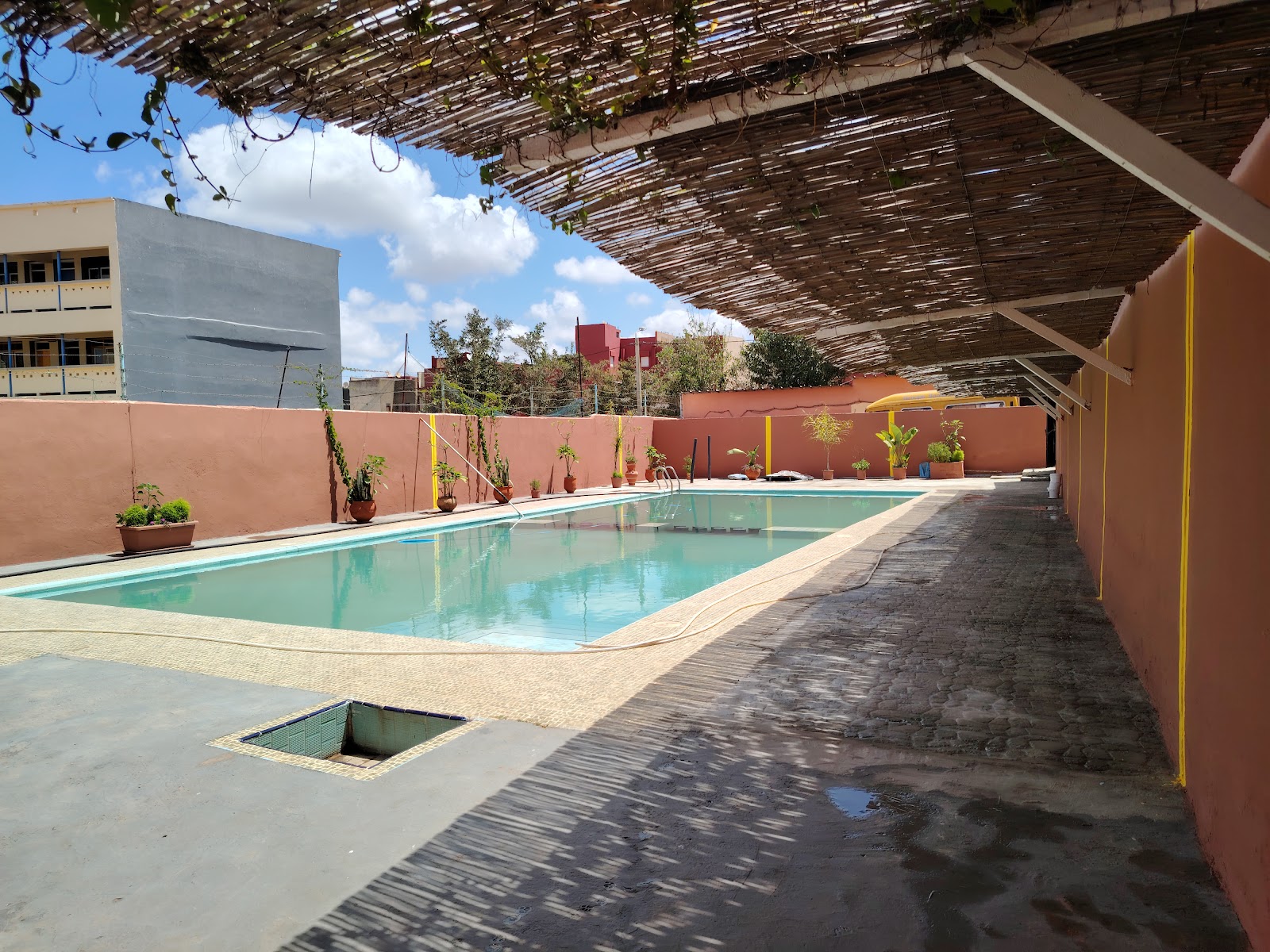 Piscine couverte de l'école sous pergola